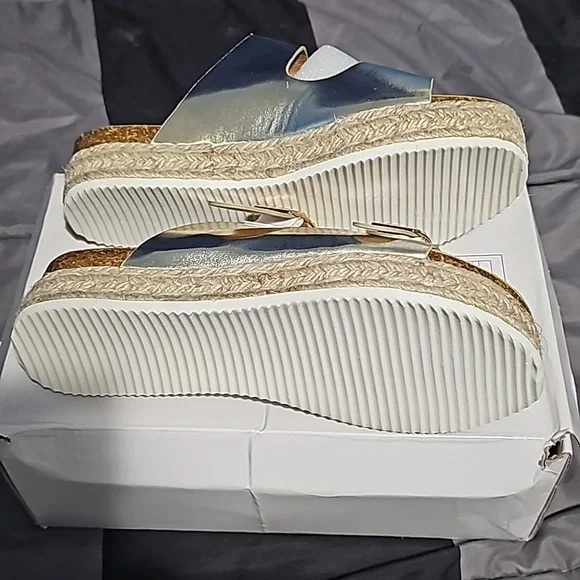 NEW Gold Metallic Sandal Espadrilles Sz 8 Fashion New in Box - Picture 3 of 4